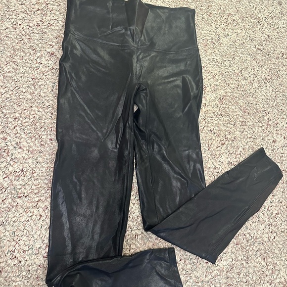 SPANX Classic Black Leggings - Picture 3 of 3